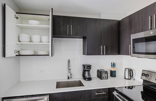Rush and Division Apartment | Blueground | Gold Coast, rooftop & gym, nr Hancock