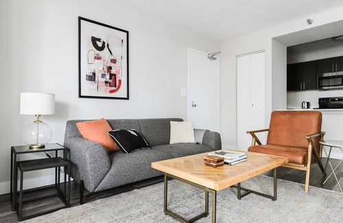 Rush and Division Apartment | Blueground | Gold Coast, rooftop & gym, nr Hancock