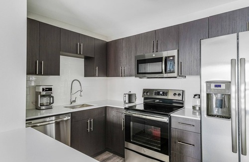 Rush and Division Apartment | Blueground | Gold Coast, rooftop & gym, nr Hancock