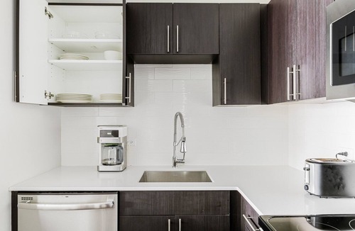 Rush and Division Apartment | Blueground | Gold Coast, rooftop & gym, nr Hancock