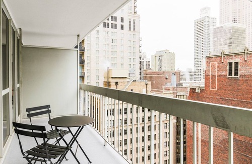 Rush and Division Apartment | Blueground | Gold Coast, rooftop & gym, nr Hancock