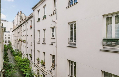 Quartier de la Porte-Saint-Denis Apartment | Blueground | Grands Blvds, washer, nr shops