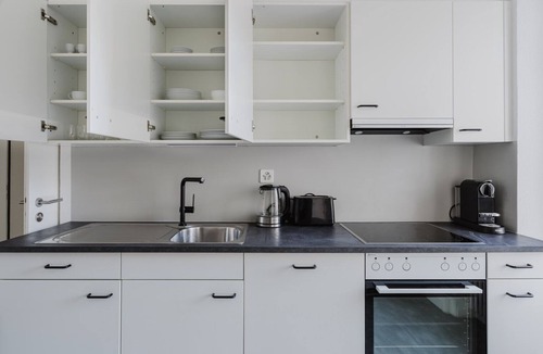 Hard Apartment | Blueground | Hard, fully furnished & ready
