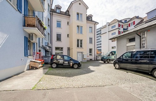 Hard Apartment | Blueground | Hard, fully furnished & ready