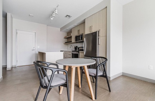 Forest Hills - Woodbourne Apartment | Blueground | Jamaica Plain, AC, gym, nr pond