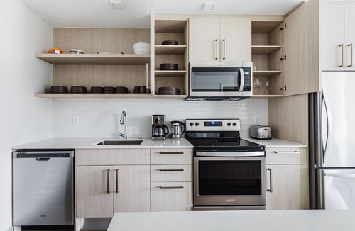 Forest Hills - Woodbourne Apartment | Blueground | Jamaica Plain, AC, gym, nr pond