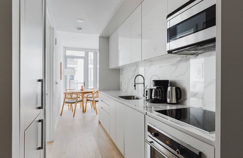 Powerhouse Arts District Apartment | Blueground | Jersey City, EV charging, nr park