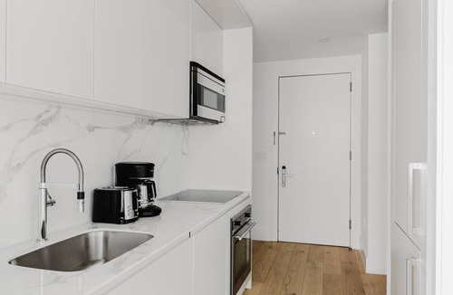 Powerhouse Arts District Apartment | Blueground | Jersey City, EV charging, nr park