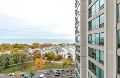 Lake View East Apartment | Blueground | Lake View East, rooftop, nr Lake Shore