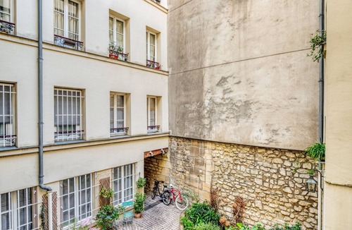Quartier Sainte-Avoye Apartment | Blueground | Les Halles, renovated & furnished