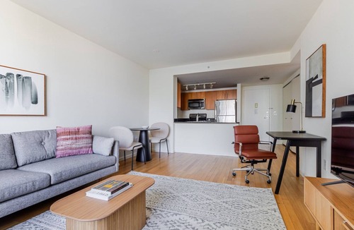 Hunters Point Apartment | Blueground | LIC, pool & gym, nr parks