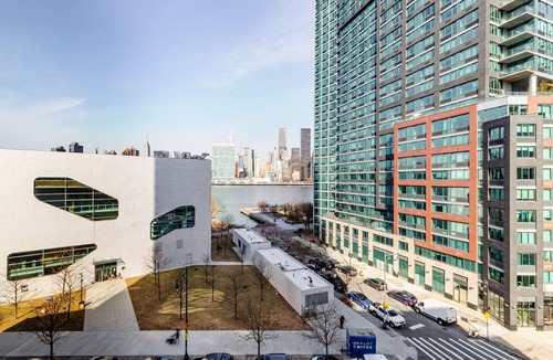 Hunters Point Apartment | Blueground | LIC, pool & gym, nr parks