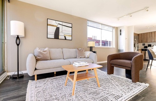 Near West Side Apartment | Blueground | Little Italy, pool, nr Union Park