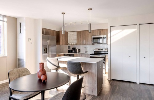 Near West Side Apartment | Blueground | Little Italy, pool, nr Union Park