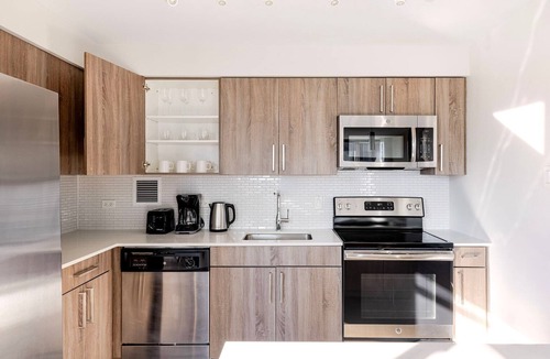 Near West Side Apartment | Blueground | Little Italy, pool, nr Union Park