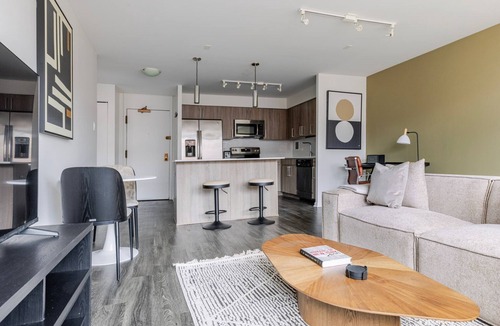 Near West Side Apartment | Blueground | Little Italy, pool, nr UIC