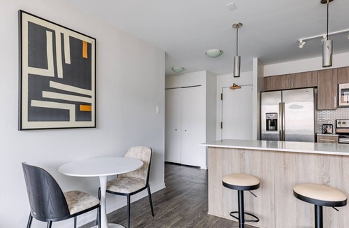 Near West Side Apartment | Blueground | Little Italy, pool, nr UIC