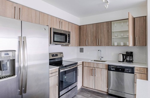 Near West Side Apartment | Blueground | Little Italy, pool, nr UIC