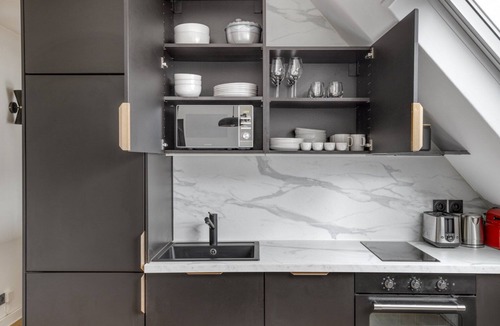 Porte-Dauphine Apartment | Blueground | Maie du 16eme, nr Trocadéro Palace