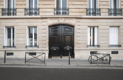 Porte-Dauphine Apartment | Blueground | Maie du 16eme, nr Trocadéro Palace