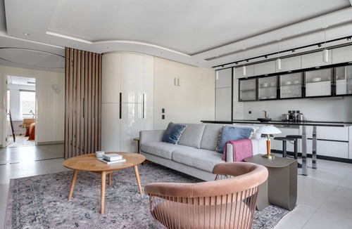 Porte-Dauphine Apartment | Blueground | Mairie du XVI, balcony, nr dining