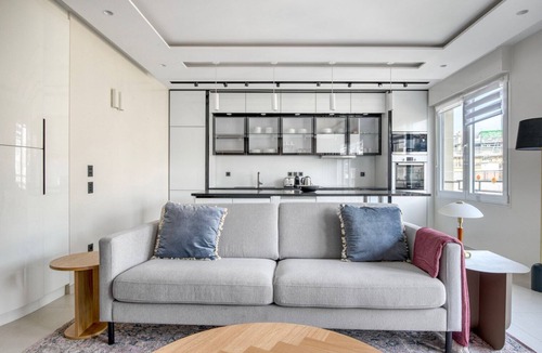 Porte-Dauphine Apartment | Blueground | Mairie du XVI, balcony, nr dining