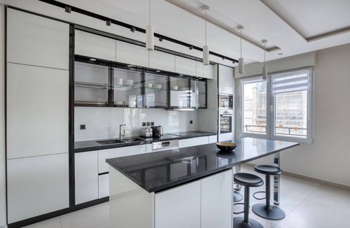 Porte-Dauphine Apartment | Blueground | Mairie du XVI, balcony, nr dining