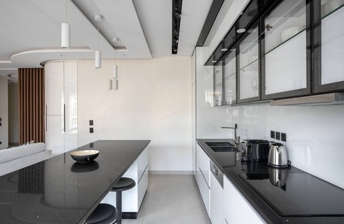 Porte-Dauphine Apartment | Blueground | Mairie du XVI, balcony, nr dining