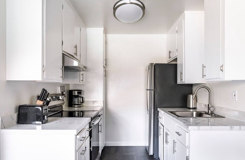 Mountain View Apartment | Blueground | Mountain View, pool, nr park