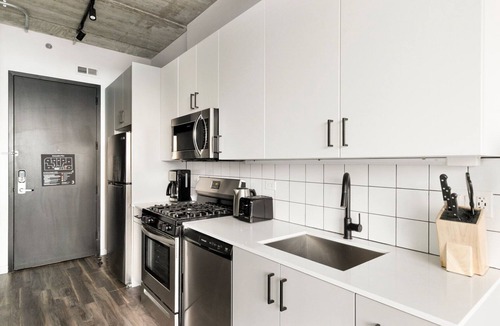 Near North Side Apartment | Blueground | Near North Side, rooftop, nr Chicago River