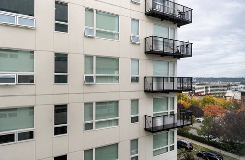 New Tacoma Apartment | Blueground | New Tacoma, balcony, nr Wright Park