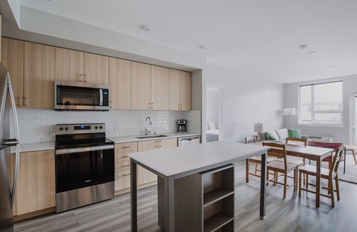 Newcastle Apartment | Blueground | Newcastle, pool & w/d, nr park