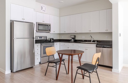 Oakland Apartment | Blueground | Northgate-Waverly, rooftop bbq