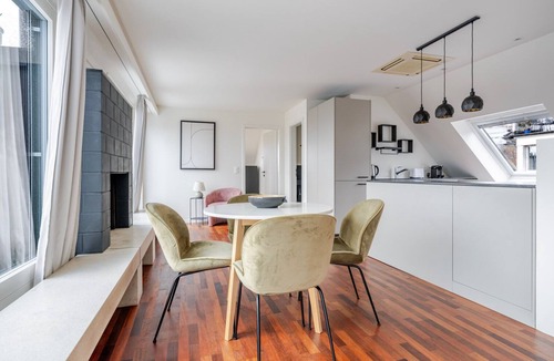 Fluntern Apartment | Blueground | Oberstrass, balcony, nr Zürich Zoo