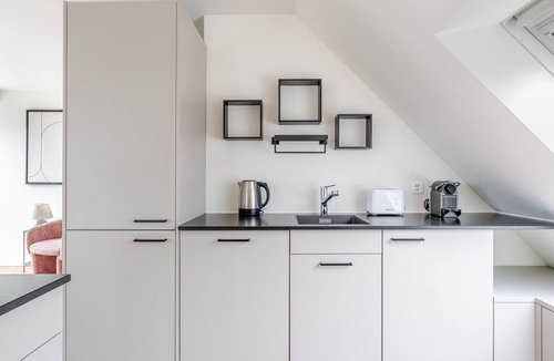 Fluntern Apartment | Blueground | Oberstrass, balcony, nr Zürich Zoo