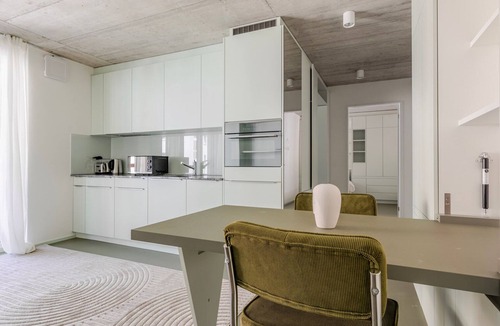 Oerlikon Apartment | Blueground | Oerlikon, balcony, nr Zürich Zoo