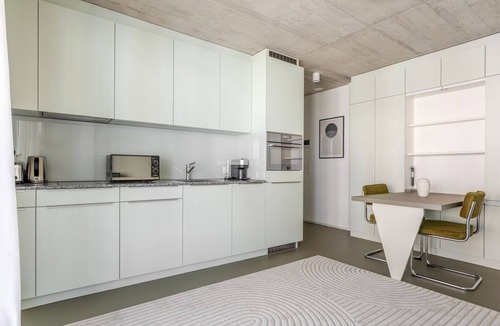 Oerlikon Apartment | Blueground | Oerlikon, balcony, nr Zürich Zoo