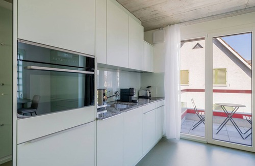 Oerlikon Apartment | Blueground | Oerlikon, balcony, nr park