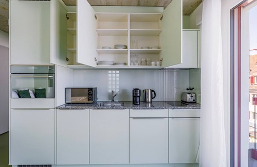 Oerlikon Apartment | Blueground | Oerlikon, balcony, nr park