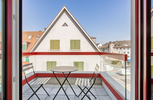 Oerlikon Apartment | Blueground | Oerlikon, balcony, nr park