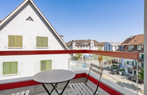 Oerlikon Apartment | Blueground | Oerlikon, balcony, nr park