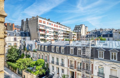 Passy Apartment | Blueground | Passy, nr shopping & dining