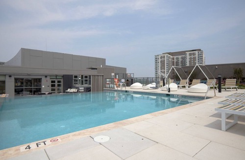 Pentagon City Apartment | Blueground | Pentagon City, rooftop, nr Potomac