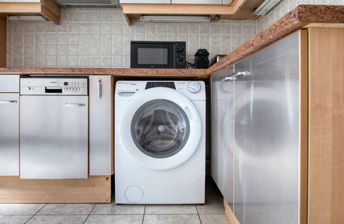 Plaisance Apartment | Blueground | Plaisance, elev & balcony, nr shops