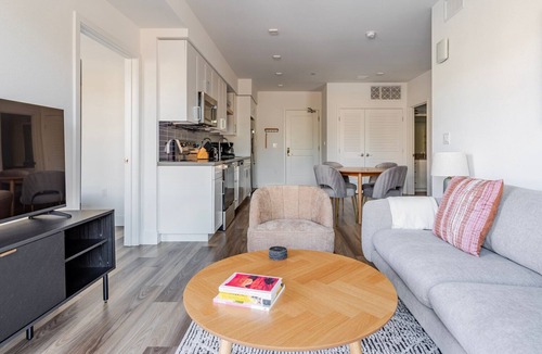 Pleasant Hill Apartment | Blueground | Pleasant Hill, balcony, nr park