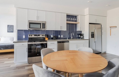 Pleasant Hill Apartment | Blueground | Pleasant Hill, balcony, nr park