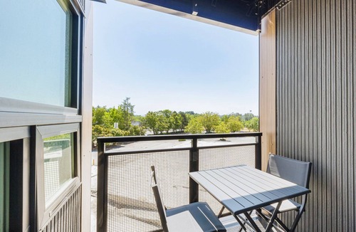 University District Apartment | Blueground | Ravenna, rooftop, nr University Park