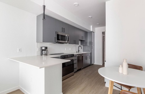 Redmond Apartment | Blueground | Redmond, pool & AC, nr park