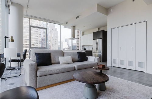 Near North Side Apartment | Blueground | River North 2bd apartment