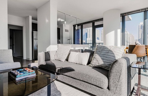 Near North Side Apartment | Blueground | River North, pool & w/d, nr Mile